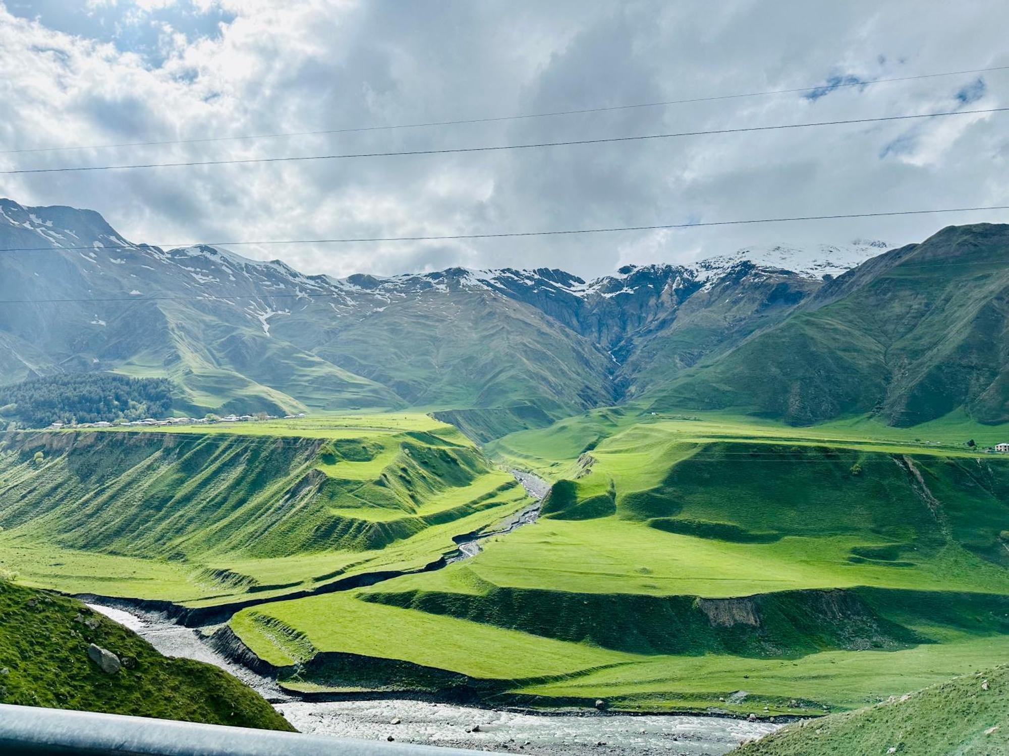 Alpine Escape Kazbegi Villa ภายนอก รูปภาพ